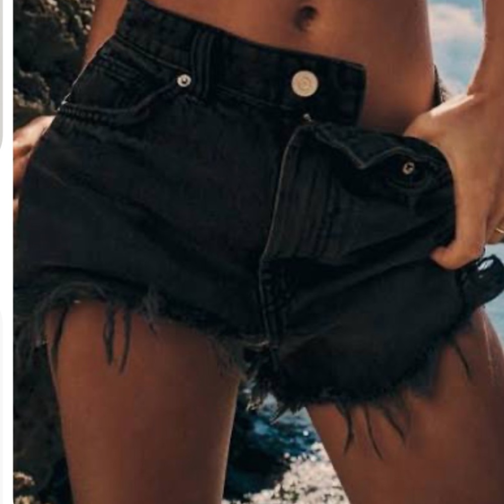 Urban Outfitters X Levi’s Urban Renewal High Waist Festival Shorties Destressed